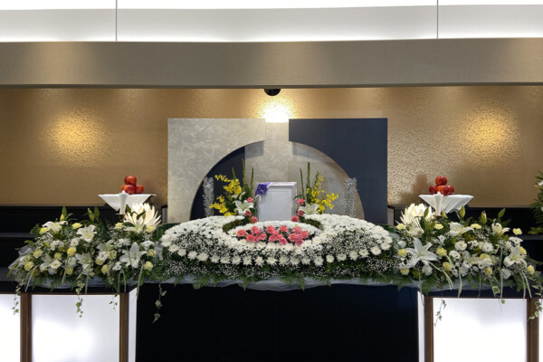 家族葬の花水木 高松勅使成合セレモニーホール祭壇